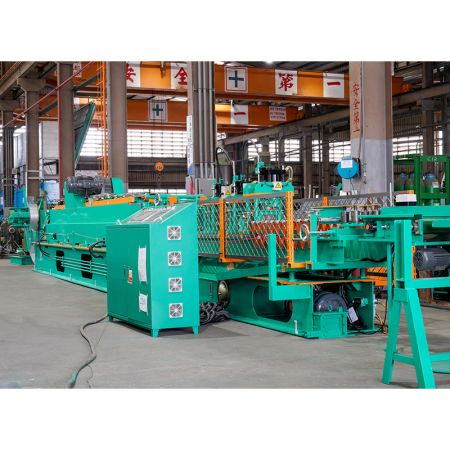 調整可能なスタッド&トラックロール成形機 - Cherng Ji 調整可能なスタッド&トラックロール成形機の外観。