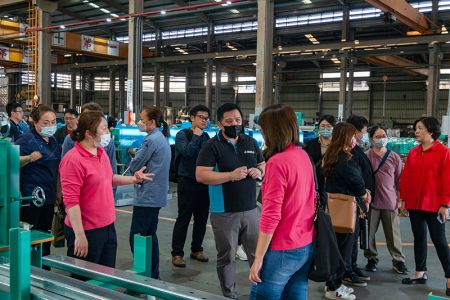 I membri dell'azienda Wun Yang hanno visitato la struttura e hanno partecipato a una discussione sull'importanza di metodi di gestione efficaci.