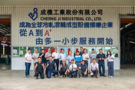 Fotografie de grup în fața peretelui de marcă Cheng Ji Industrial