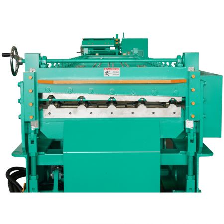 Machine de formation de rouleaux de toiture à une couche.