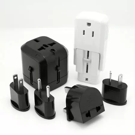 Adaptateur de voyage avec 4 prises intégrées.