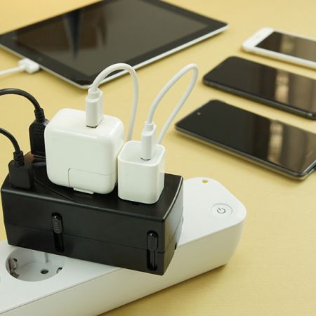 4つのデバイスを同時に充電するためのデュアルアウトレットトラベルアダプター