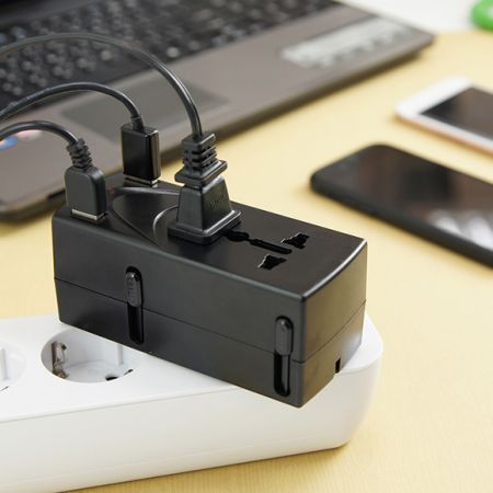 Adapter Perjalanan Global dengan Dua Port USB dan dua stopkontak