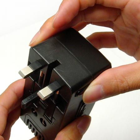 แปลงไฟเดินทางพร้อมปลั๊กสามารถใช้ได้ทั่วไป 4 ตัว