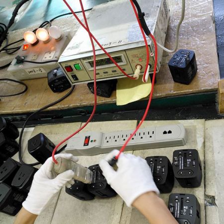 萬國旅行用插頭及旅行用變壓轉換器需通過3000V絕緣高壓測試。