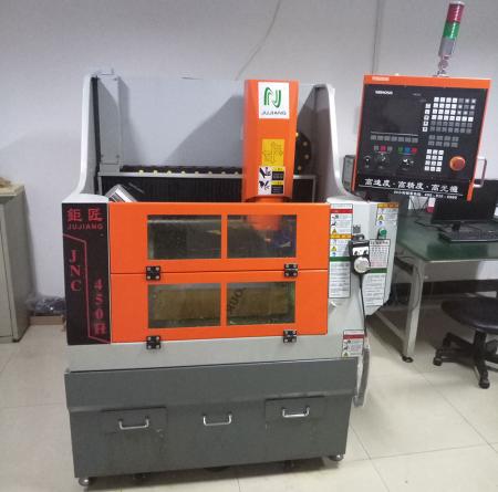 Membuat sampel mock-up CNC untuk pengujian dan verifikasi sebelum pembuatan cetakan.