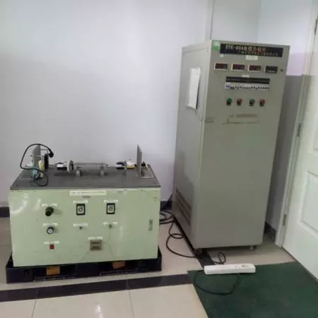 Elektronischer Lastschrank. Ein- und Aussteck-Dauerprüfmaschine.