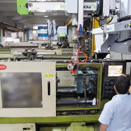 Plastik enjeksiyon kalıplama makineleri için robotik otomasyon sistemi
