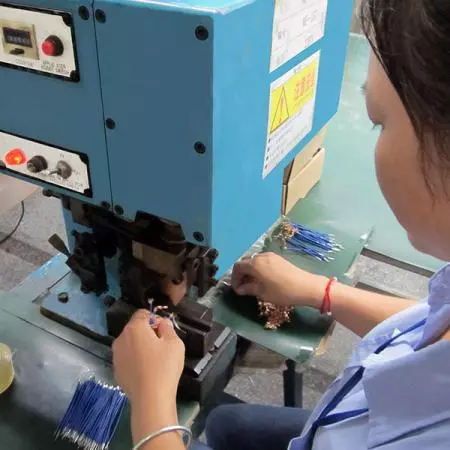 Tel demeti üretimi için tel kesme ve soyucu