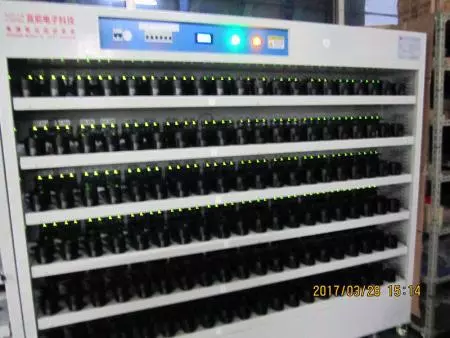 Este dispositivo puede realizar pruebas inteligentes de voltaje USB, corriente nominal, eficiencia energética y también envejecimiento, asegurando que el 100% de los productos estén en buen estado.