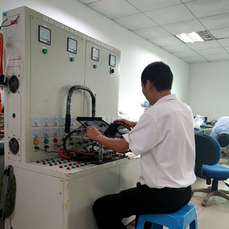 IPQC 製程管控人員在產線會隨時抽檢抽測,若有發現產品異常或不良會立即修正,已確保每個組裝過程都是良品。