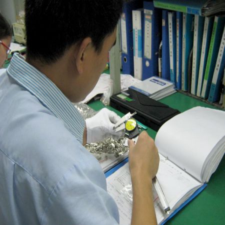IQC人員對採購供應商的原材料或零件（如：PCB、銅片、電線、電子線）會進行抽驗，為其此原材料或零件在製程中的首要及重要的把關檢測。