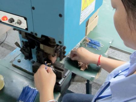 因产品内部需要用到很多不同规格不同长度电子线,此半自动裁线剥线机使用可加速交期及降低人力。