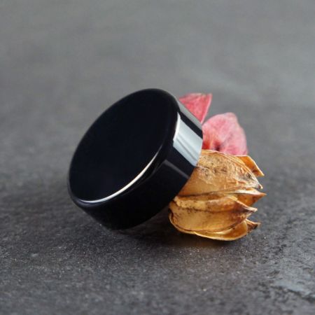 Tutup Hitam Akrilik.