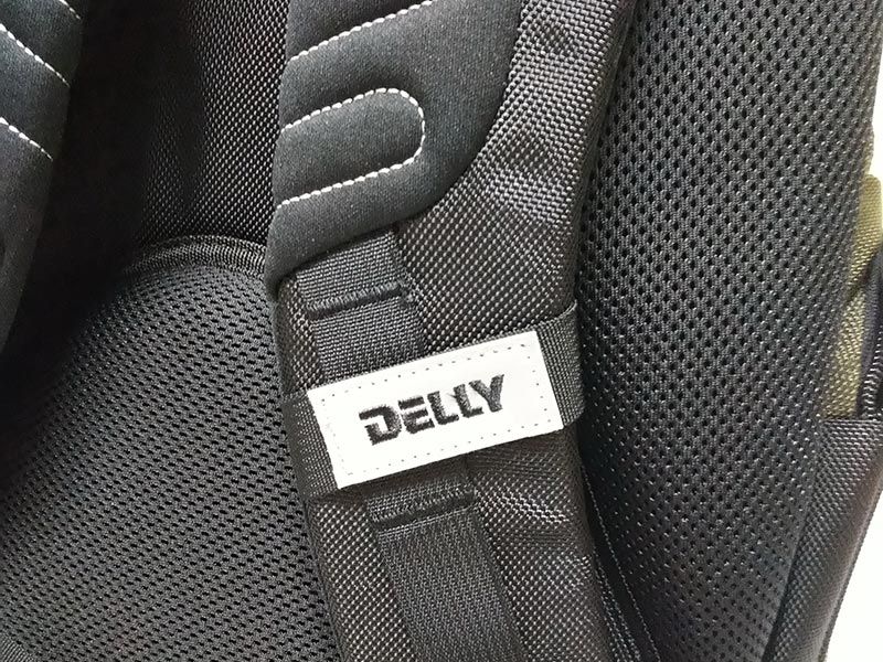 背包通風的網布後墊片。