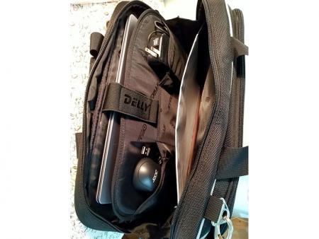 Flache Taschen außerhalb der Laptop-Tasche für Ladegeräte, eine Computermaus oder Taschenrechner.