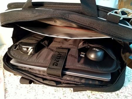 Platte zakken buiten de laptoptas voor oplaadkabels, een computermuis of rekenmachines.