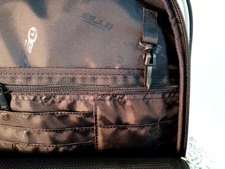Visitenkartenhalter und Tasche für tragbare Ladegeräte im vorderen Reißverschlussfach.