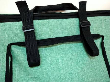 حزام دائري قابل للتعديل يمكنه حمل أشياء بقطر يصل إلى 5 بوصات.