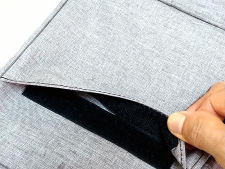 Poche supérieure à fermeture éclair avec poche Velcro.