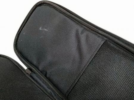 Protection pour la tête de la guitare dans le compartiment principal.