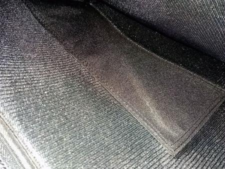 Protège-chevalet de guitare dans le compartiment principal.