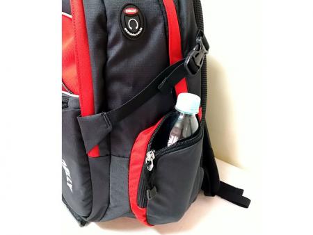 Tasche laterali per bottiglia d'acqua.