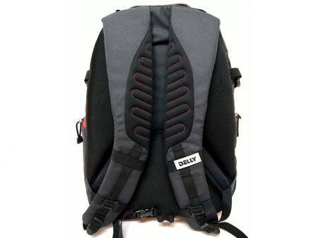 Motivo diagonale sulle spalline.