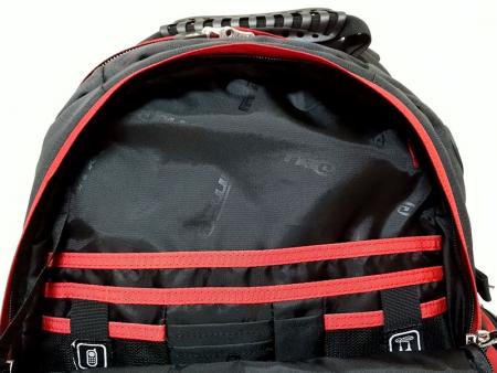 All'interno della tasca anteriore con cerniera.