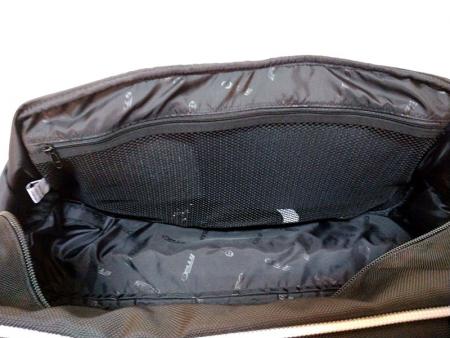 Mesh zipper pocket in the main compartment.
