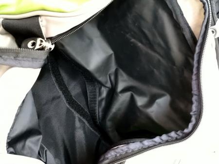 Tasche unter dem Griff, wenn sie mit dem oberen Hauptfach verbunden ist.