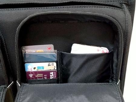 前右袋名片袋。