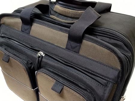 中層文件檔案袋與前口袋間的隱藏拉鍊口袋。