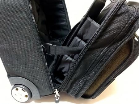 主袋內側扣條鬆開後,可以完全打開主內袋。