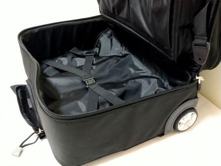 主袋內側扣條鬆開後,可以完全打開主內袋。