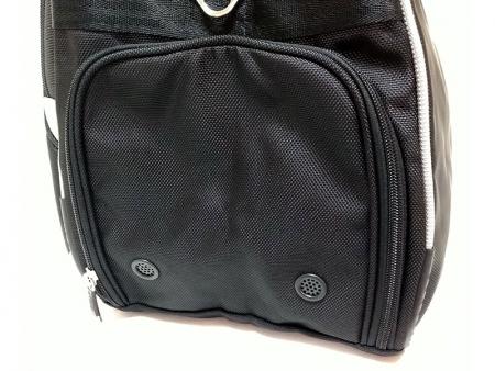 Hål för ventilation ovanför skofacket.