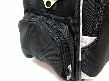 Sidoficka med dragkedja.