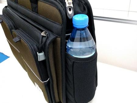 Siatkowe kieszenie na butelki z wodą po obu stronach.