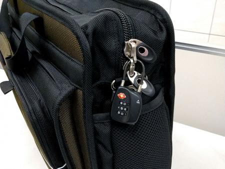 Huller i lynlåsene på hovedrummet til en TSA-certificeret lås.