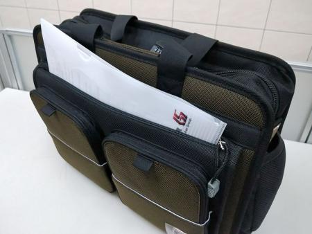 Skjult lynlåslomme mellem hovedrummet og forlommerne.