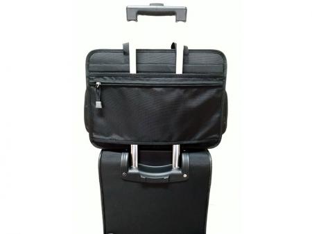 Kan fastgøres til et bagagehåndtag.