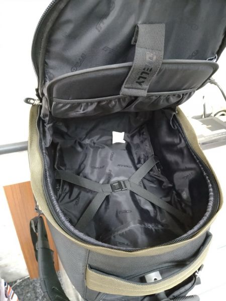 主口袋內的15吋電腦保護袋