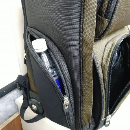 側口袋可放入不同容量礦泉水瓶