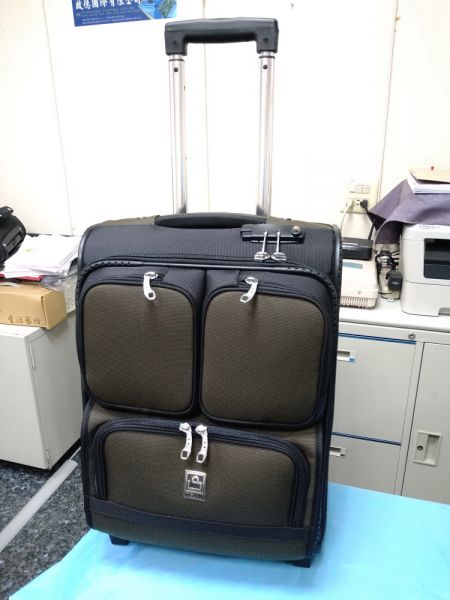 多個外拉鍊口袋設計