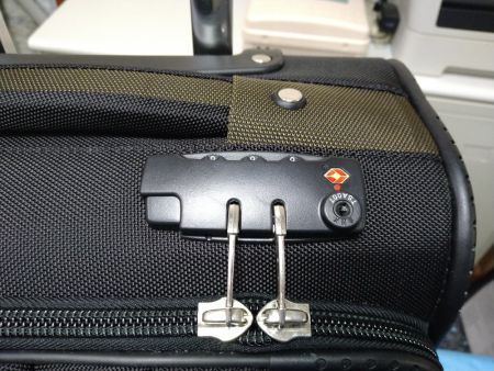 主口袋有TSA號碼鎖