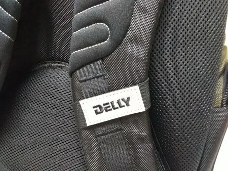 背包 - 背包通風的網布後墊片。