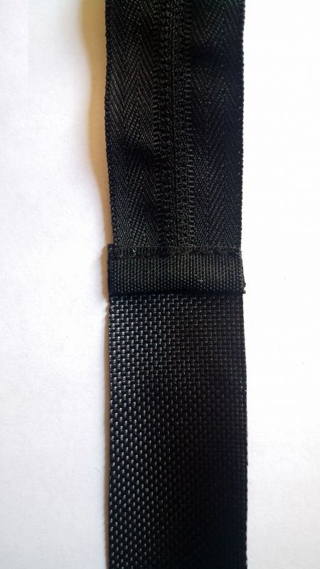 Vista interna della cucitura della fine della cerniera in nylon