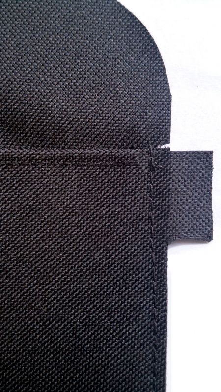 Couture de poche plate avec couche de renforcement zoomée