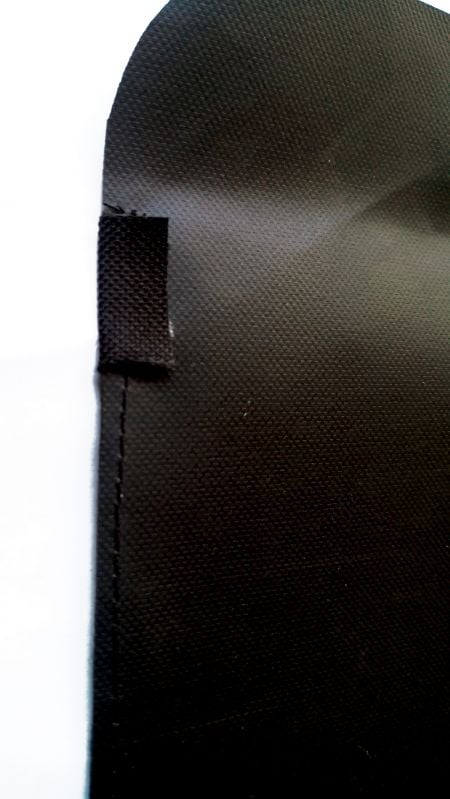 Vista posterior de la costura de bolsillo plano con capa de refuerzo ampliada