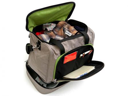 Øverste lomme og front lynlåslomme.